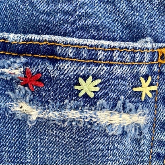 ZARA Embroidered Distressed
Ripped Denim Jean Shorts Frayed Hem, sz 2 - Picture 12 of 15